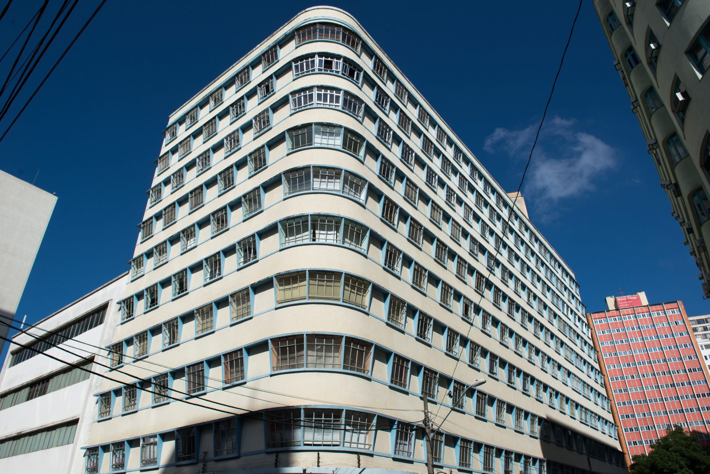 “Prédios de Curitiba” narra histórias da cidade vertical