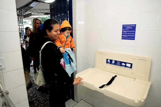 Curitiba poderá ter fraldário nos banheiros masculinos