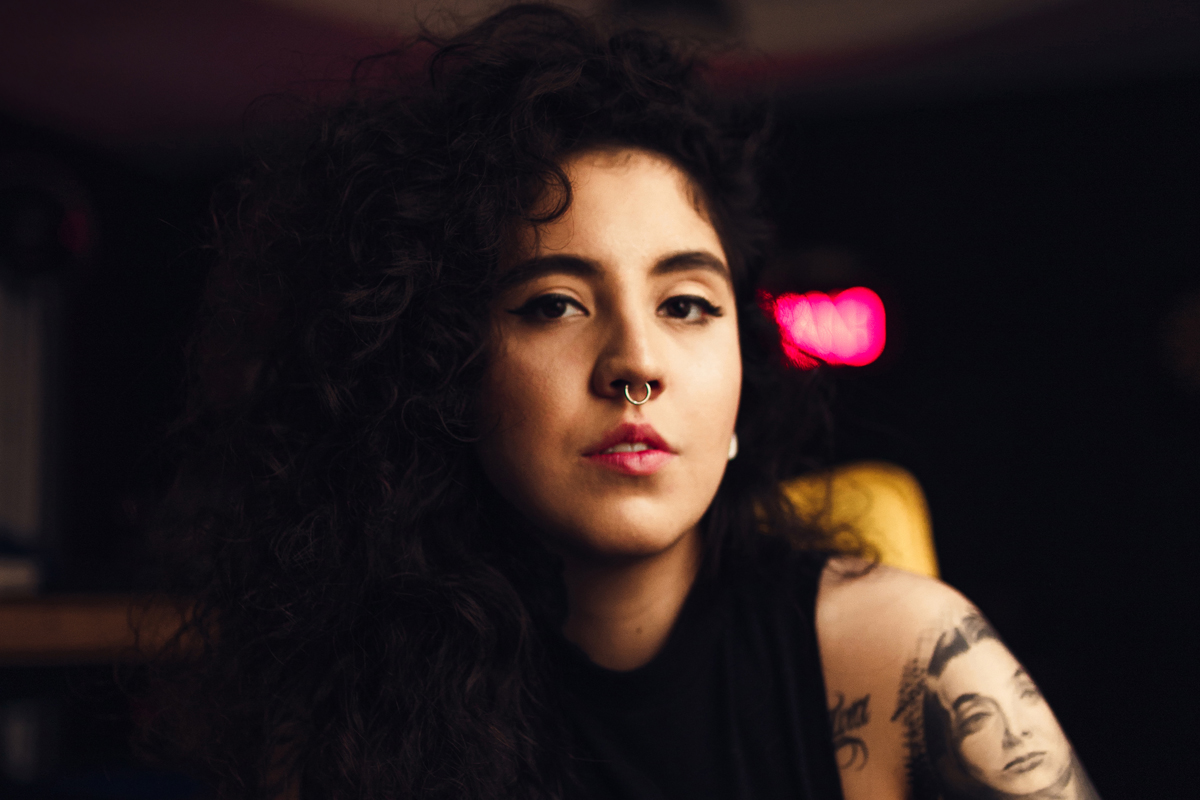 Uma tatuadora tenta se reinventar