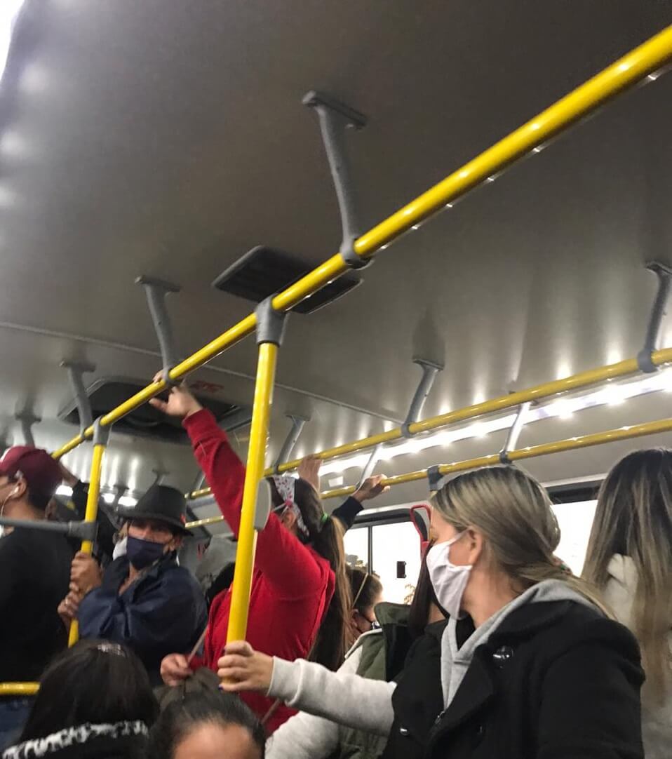 Ônibus de Curitiba continuam lotados na pandemia