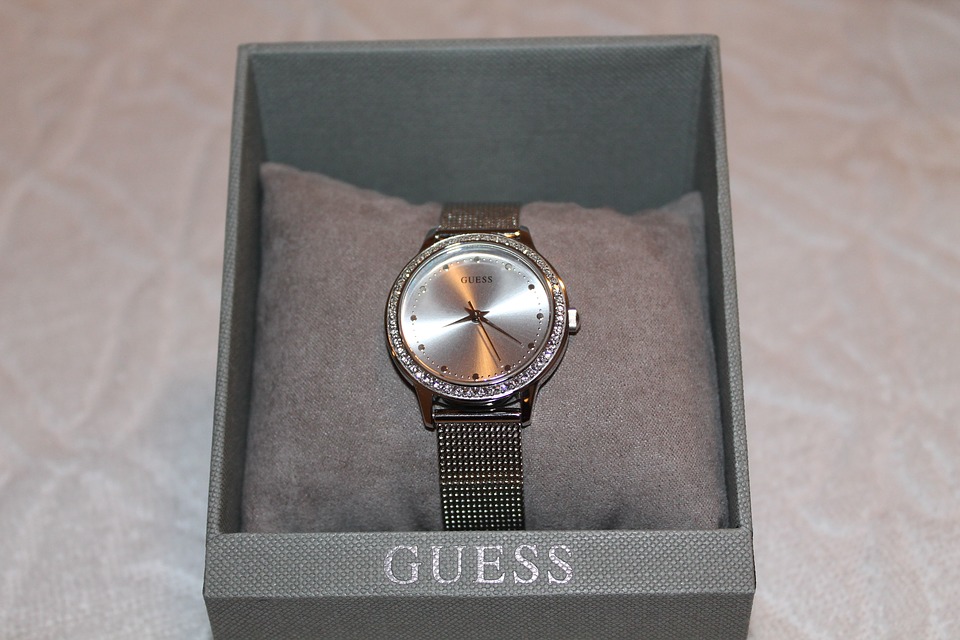 TCE rejeita denúncia contra compra de relógios da Guess e moleskines no Detran-PR