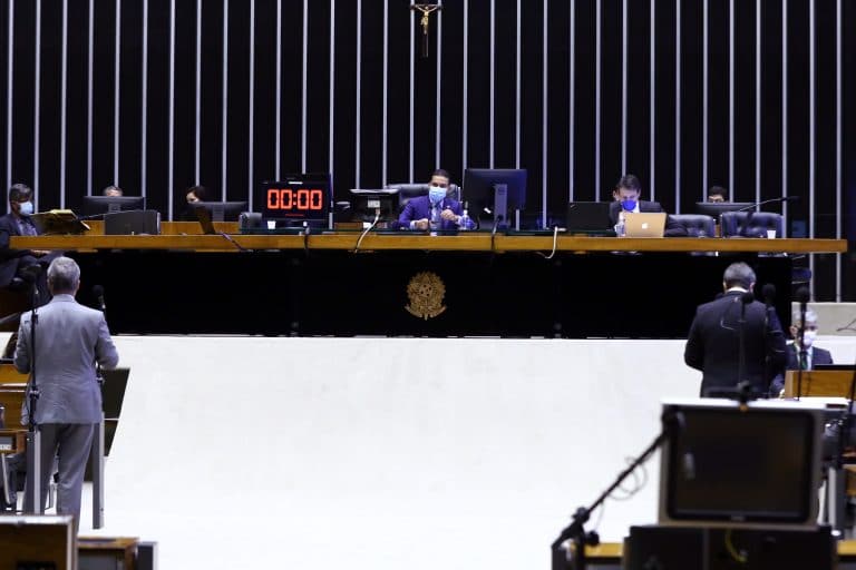 Vinte dos 30 deputados do PR votaram pelo adiamento das eleições