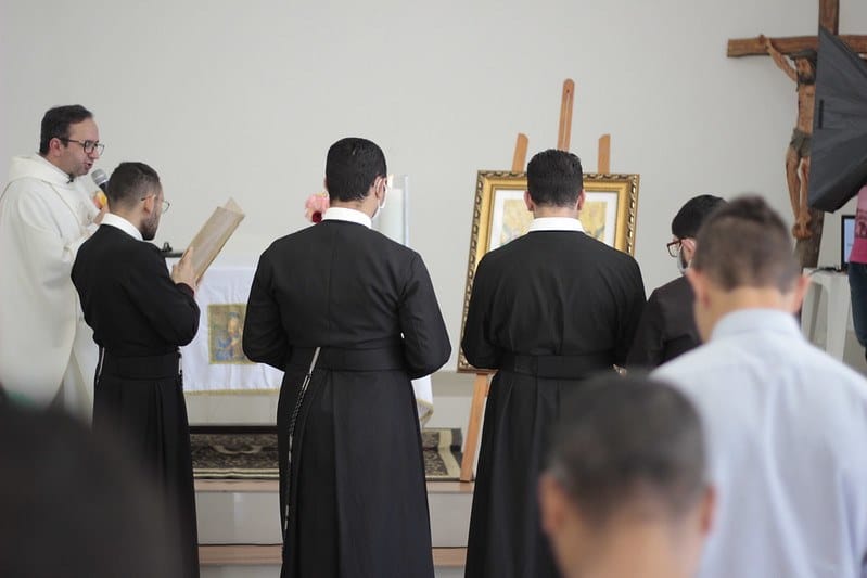 Quatro padres testam positivo para Covid-19 em Curitiba