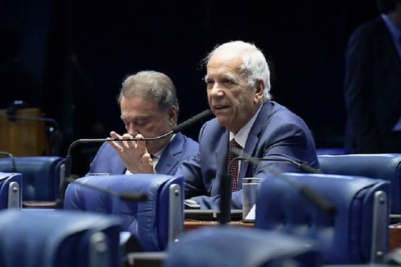 Dois senadores do PR votam contra projeto das fake news