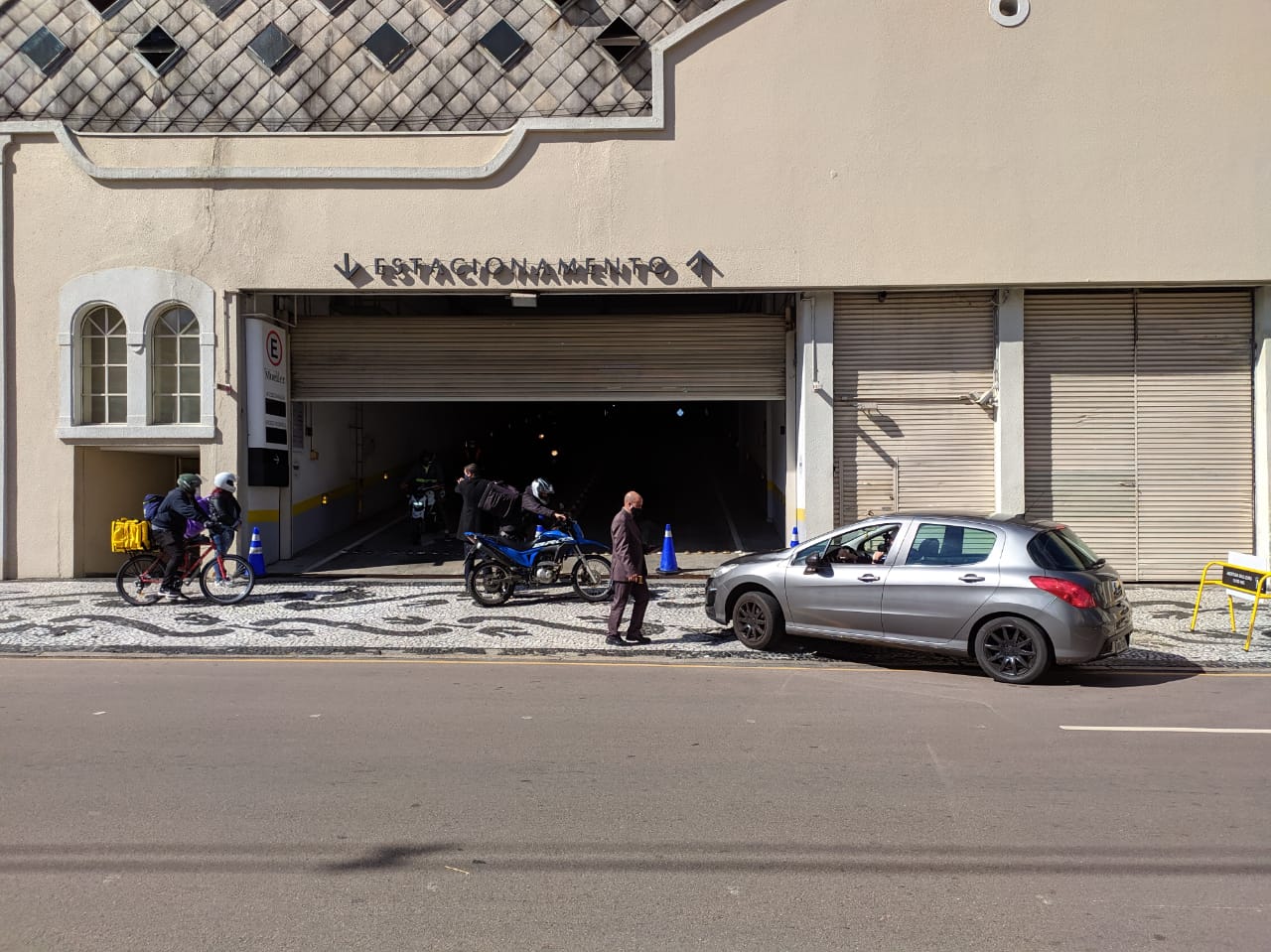 Vigilância Sanitária fecha quatro shoppings de Curitiba