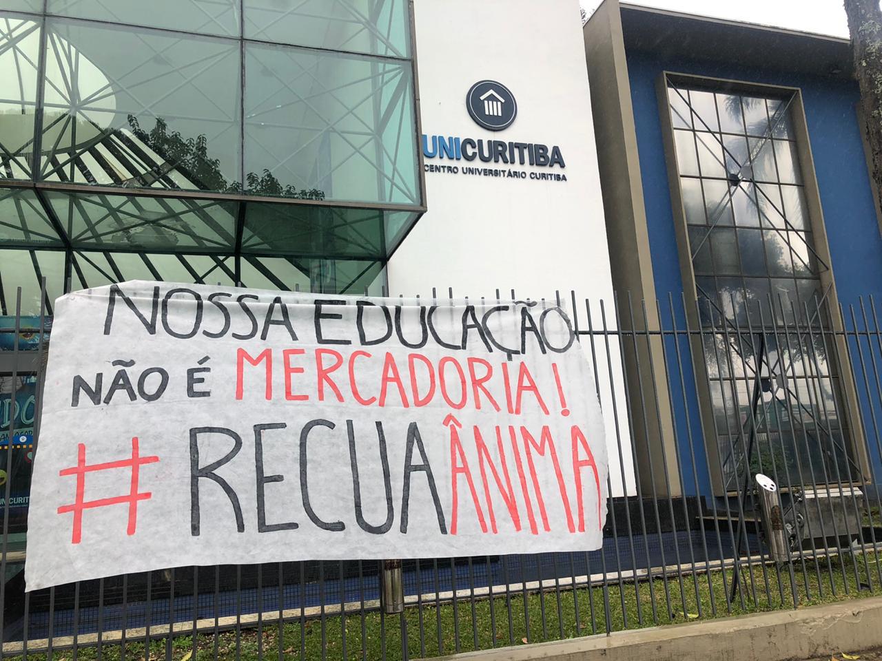Professores do UniCuritiba votam indicativo de greve