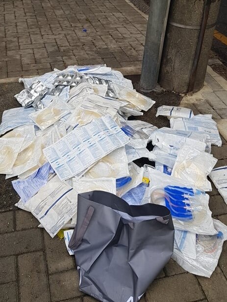 Lixo hospitalar é jogado na rua no Centro de Curitiba