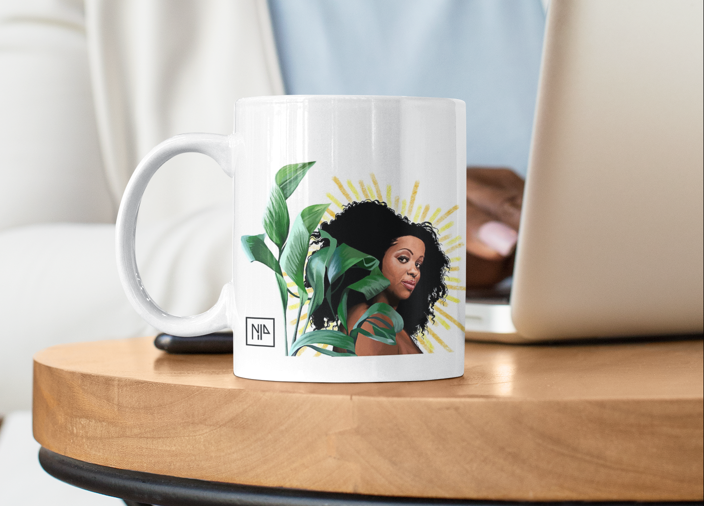 Cantora Janine Mathias lança videoclipe a partir de uma caneca ilustrada