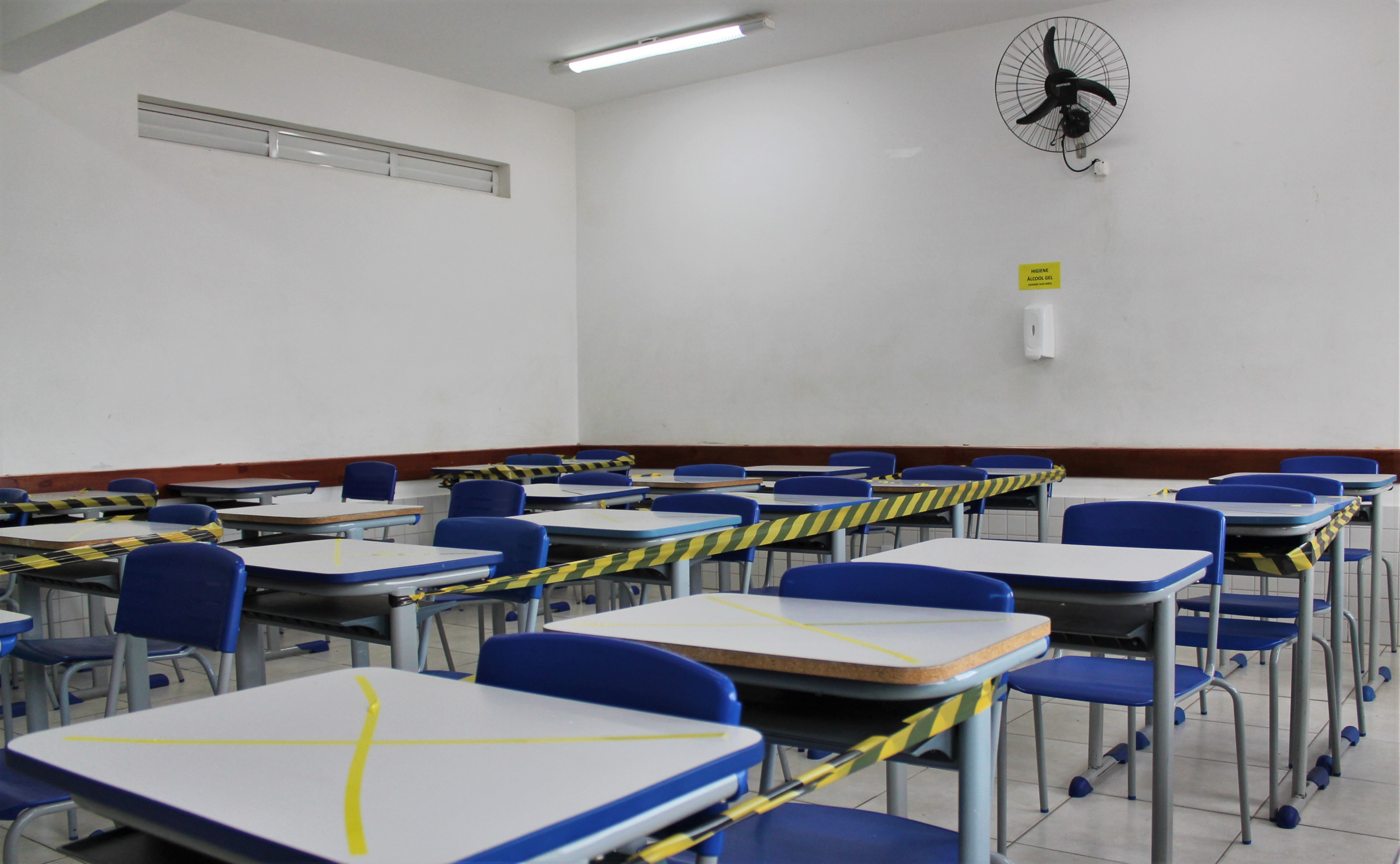 Governo desiste de se isentar por contágio em escolas
