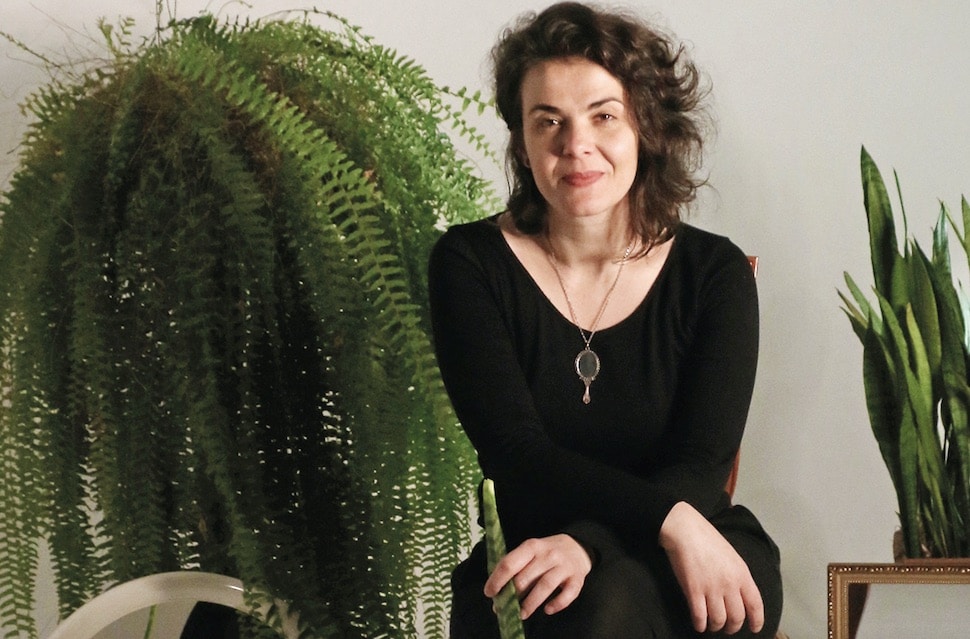 Fotógrafa mira o mundo das artes cênicas no livro “Gesto contínuo”