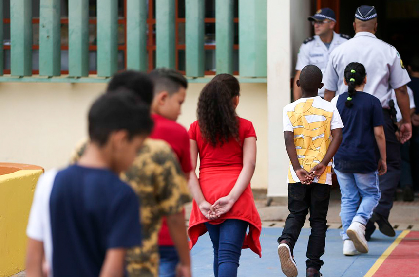 Crianças menores podem voltar antes para a aula sem riscos. Veja por quê