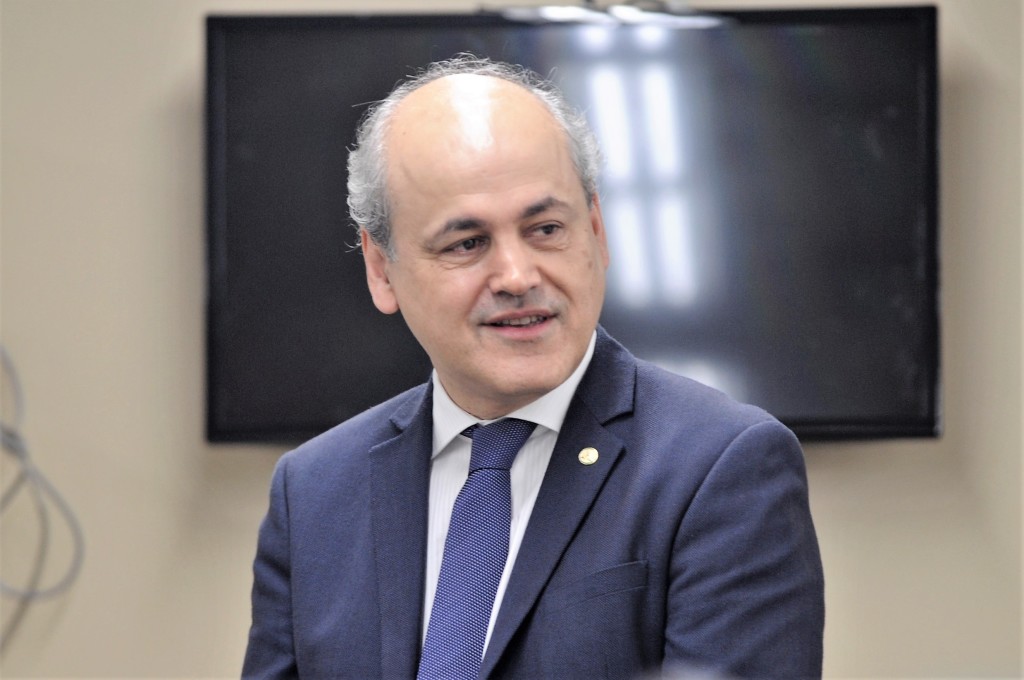 “Quem for para o segundo turno ganha do Greca”, diz Fruet