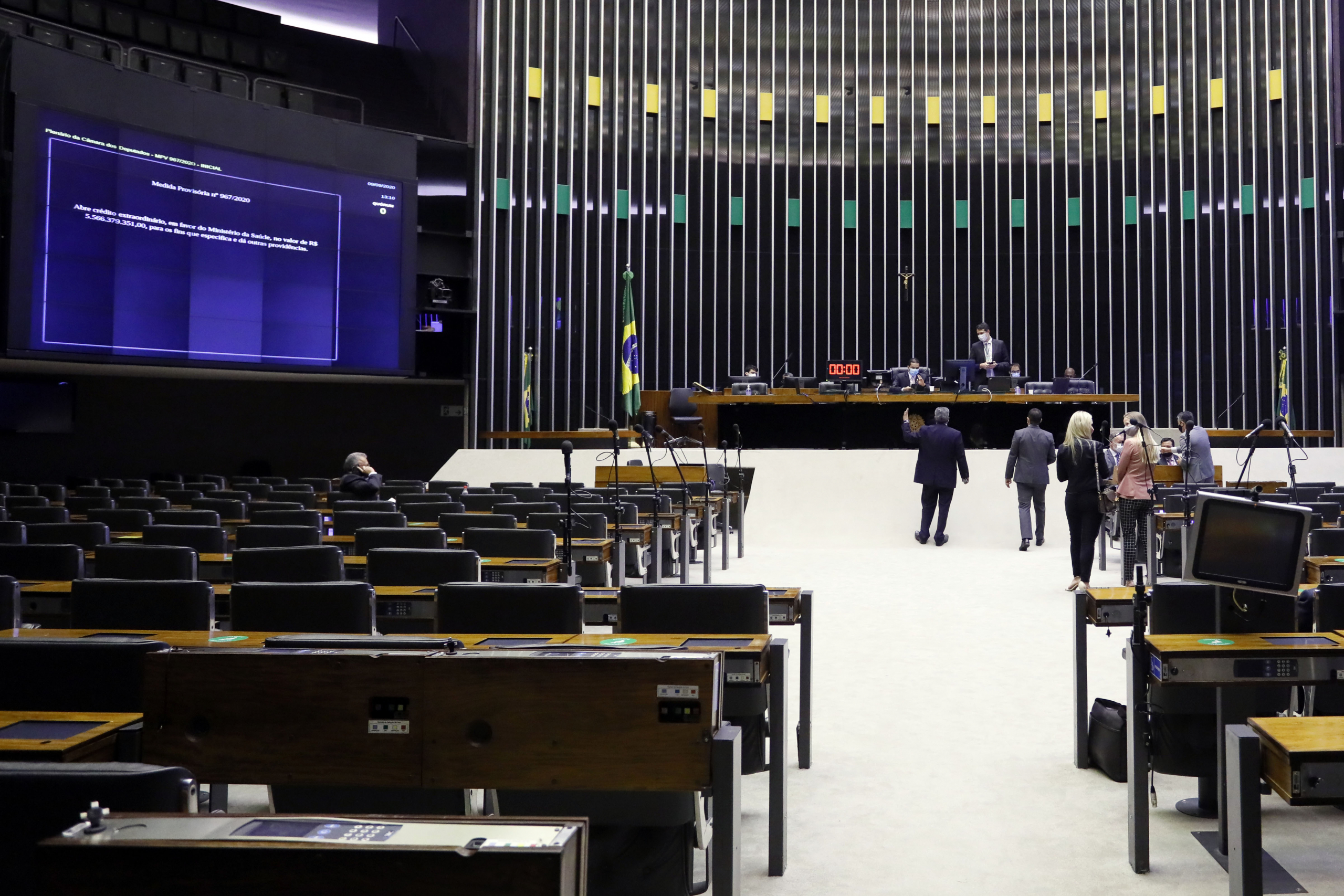 Deputados do Paraná votam em peso por perdoar a dívida de igrejas; veja a lista