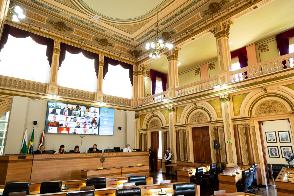 Vereadores da base de Greca tiveram parentes nomeados na prefeitura
