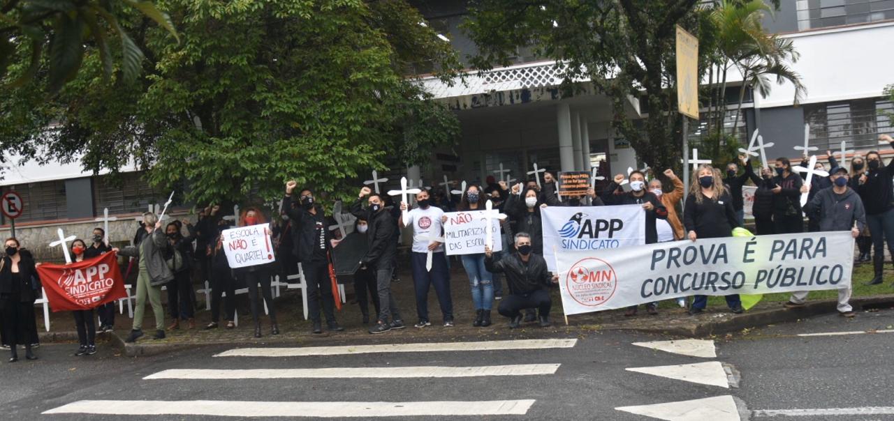 Professores ocupam Secretaria de Educação em protesto