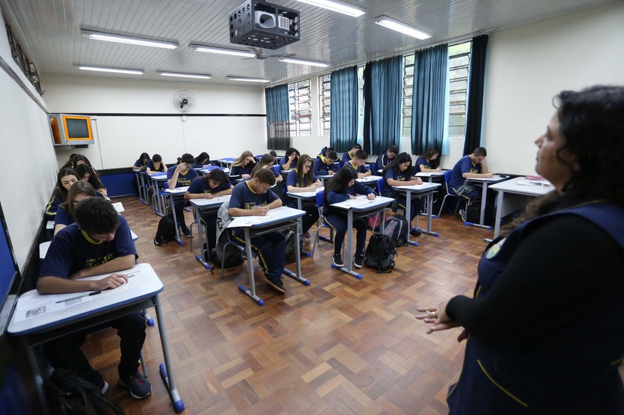 Aulas presenciais podem voltar em 19 de outubro no PR