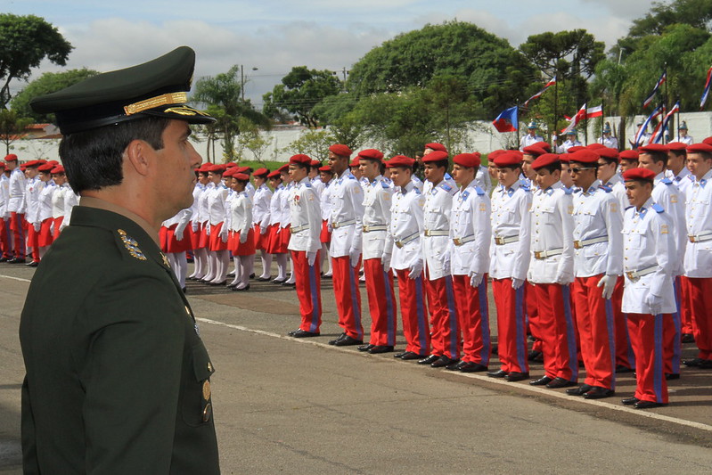 O que significa militarizar 200 escolas?