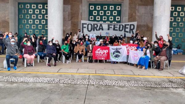 Educadores desocupam Alep e iniciam greve de fome