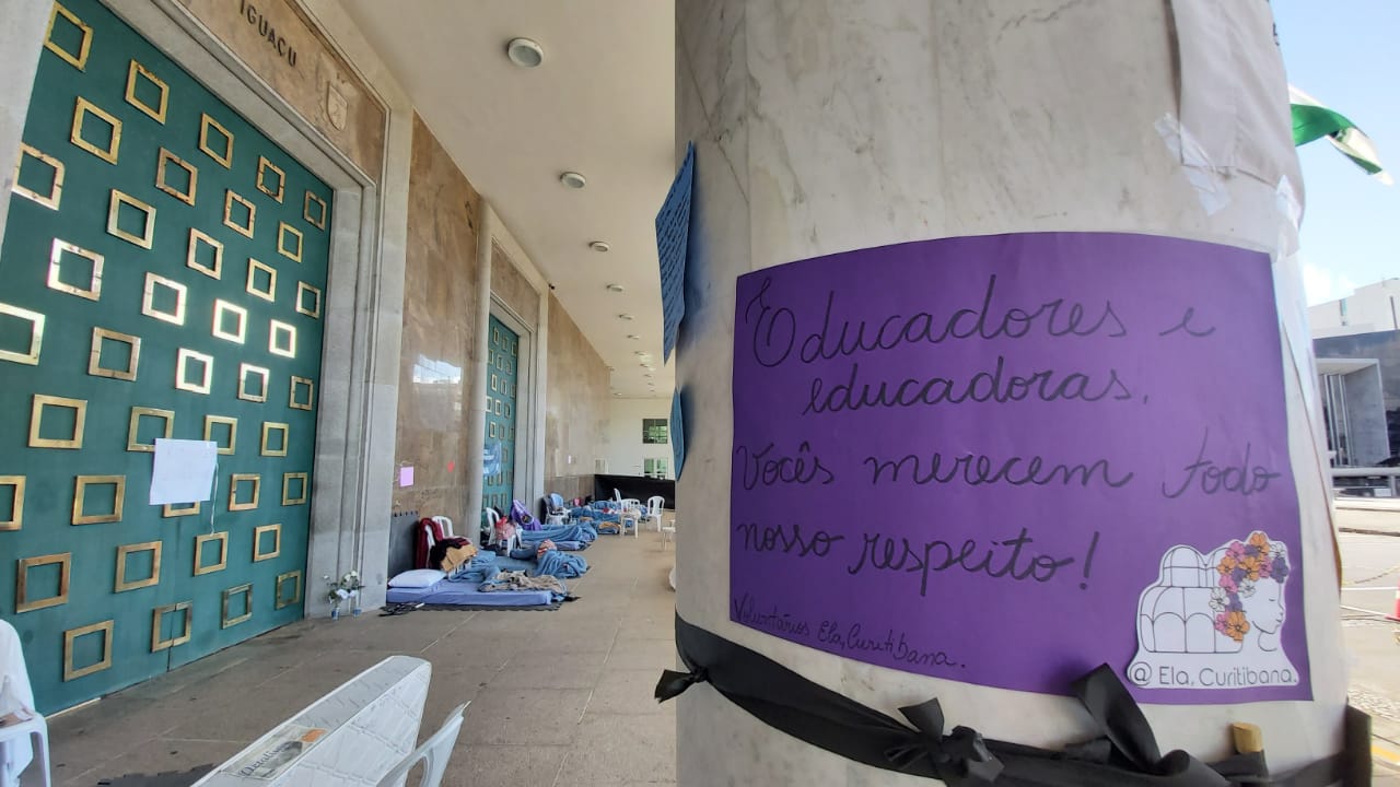 Professores entram no sexto dia de greve de fome