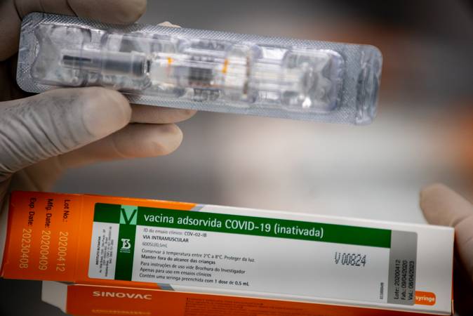 Voluntários da CoronaVac em Curitiba não tiveram reações “fora do padrão”, diz HC