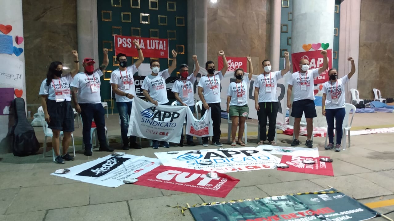 Professores encerram greve de fome após oito dias
