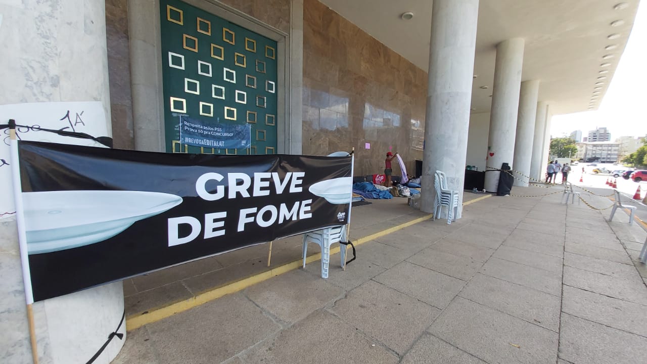 Greve de fome dos professores passa de 100 horas