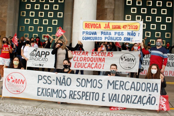 Professores protestam contra militarização de escolas