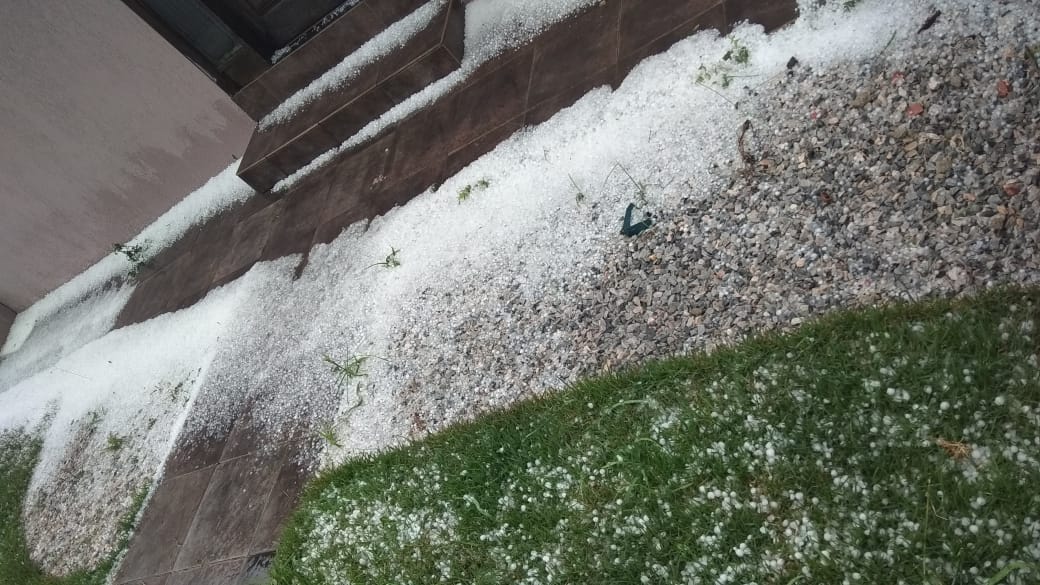 Granizo atinge Grande Curitiba nesta terça; veja vídeos