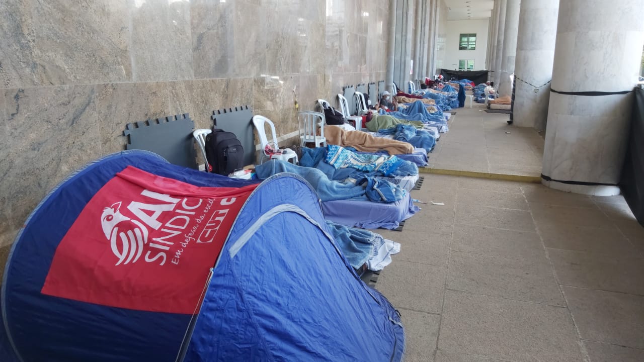 Educadores completam 24h de greve de fome