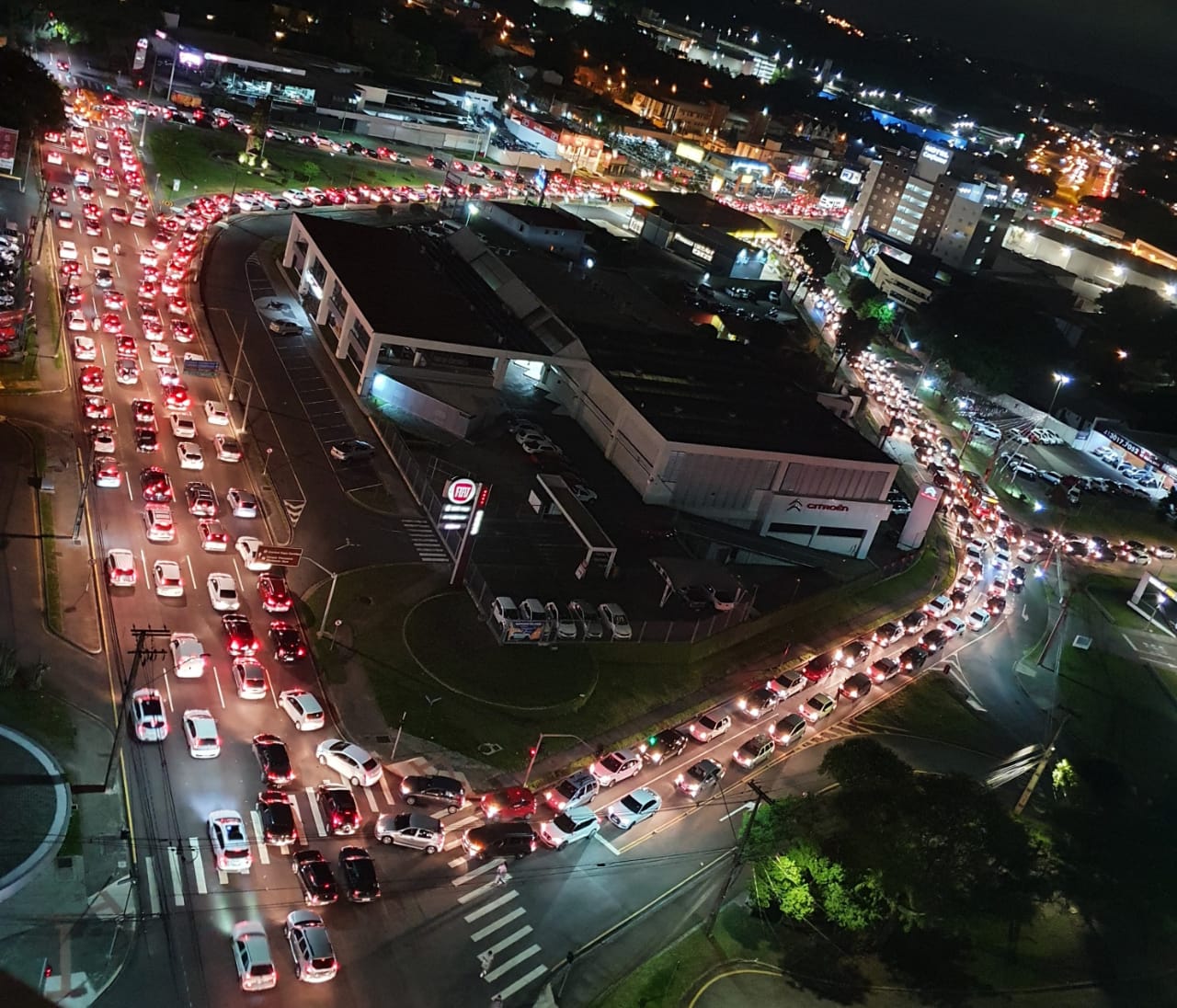 'Caminho de Luz' causa congestionamento na região do Barigui