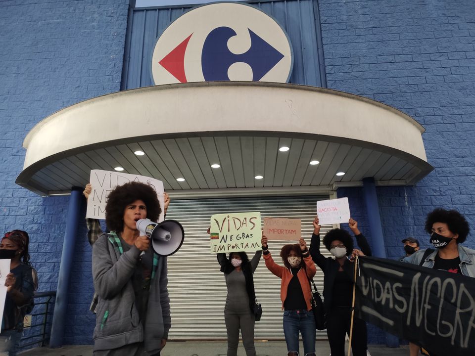 Protesto por morte de homem negro fecha Carrefour no Parolin