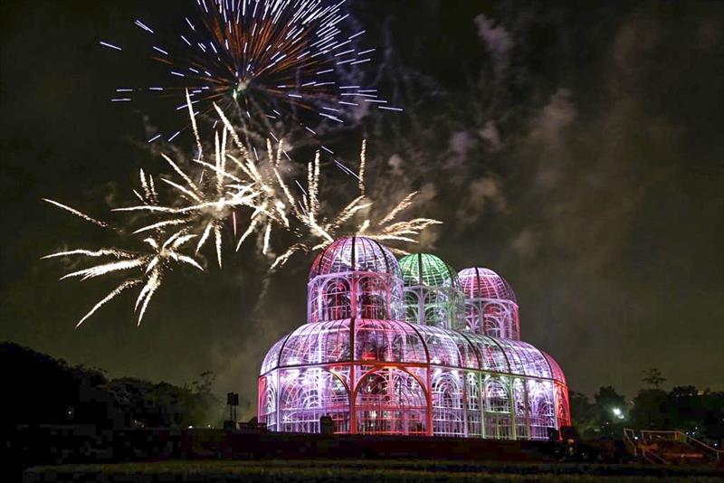 Com UTIs lotadas, Curitiba tem evento de Natal para mil pessoas