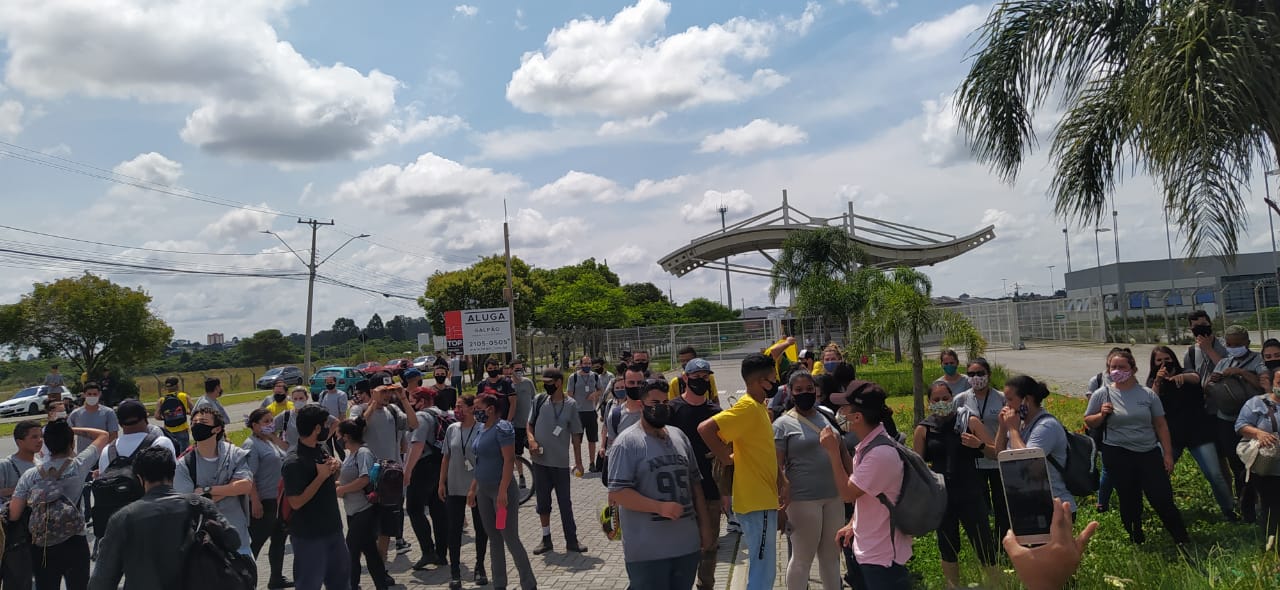 Funcionários dos Correios param por falta de salário