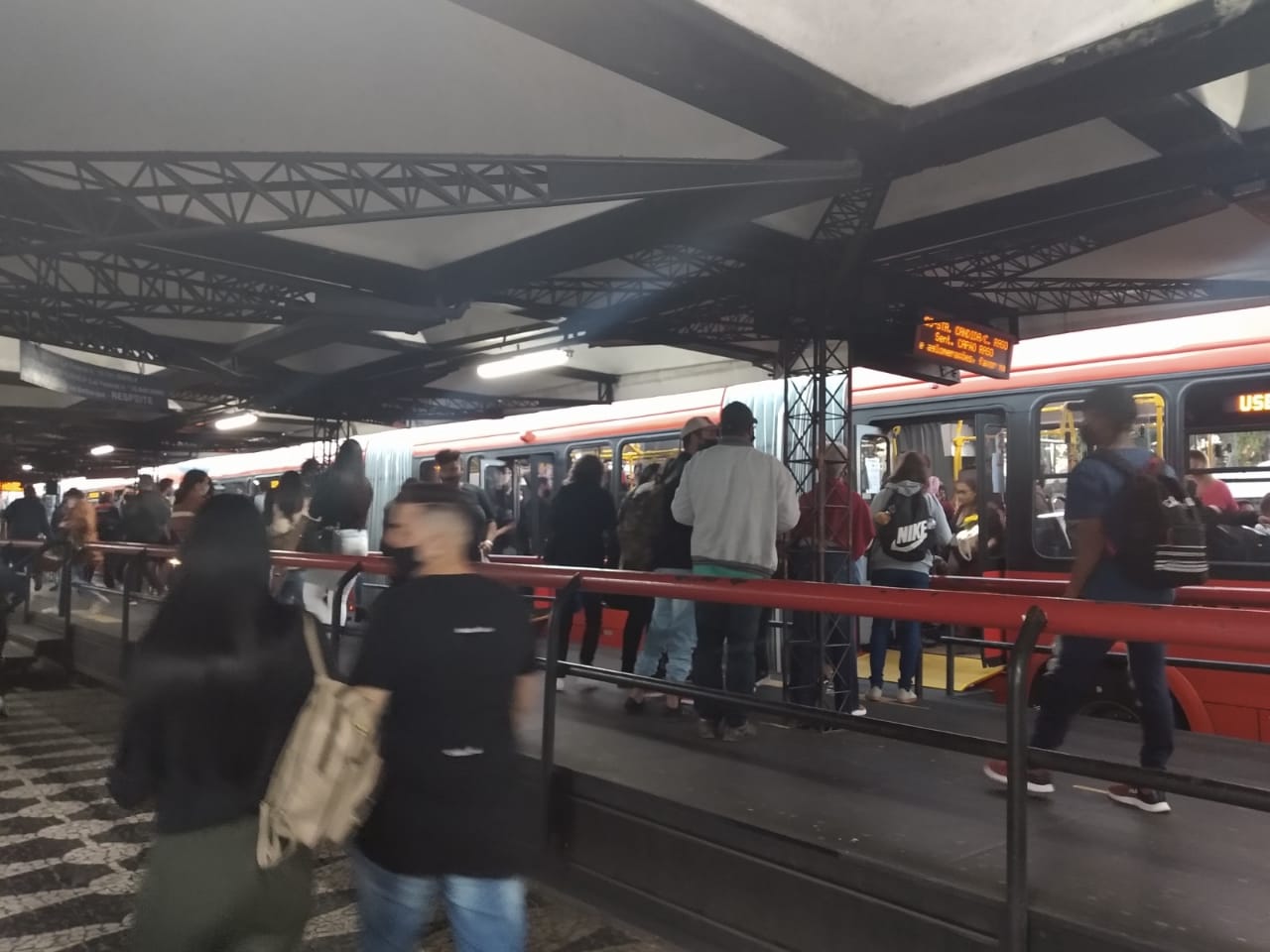 Ônibus seguem cheios, mas Urbs contesta superlotação