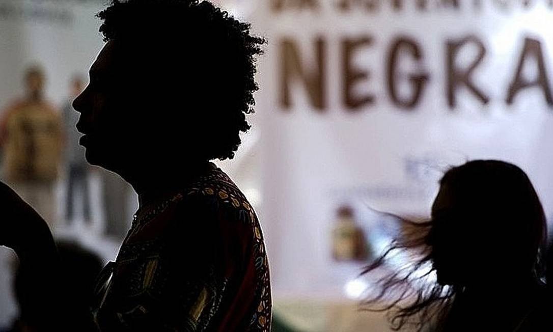 Homem manda mulher negra ceder o lugar no ônibus, xinga e é preso por racismo