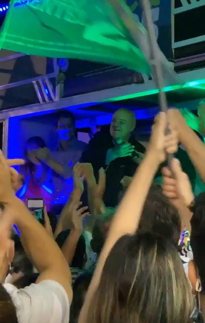 Celebração de vitória de Greca teve aglomeração em meio à pandemia