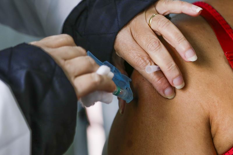 Ministério da Saúde deve anunciar quarta dose para pessoas com mais de 80 anos em todo o país