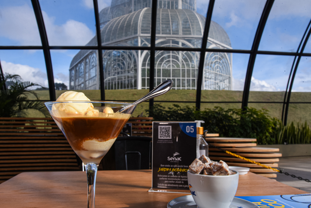 Jardim Botânico de Curitiba ganha café com vista para a estufa