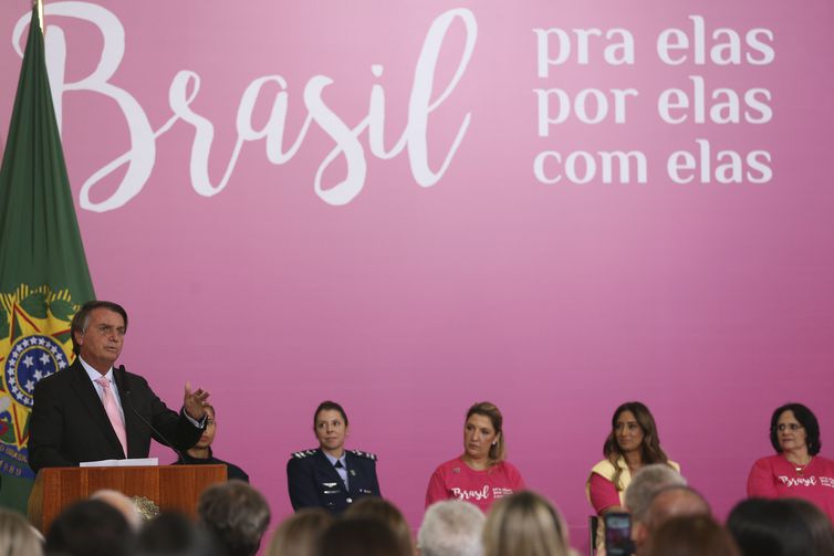 De olho no voto feminino, Bolsonaro libera absorvente gratuito