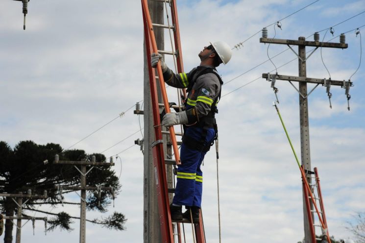 Copel oferece curso gratuito para formação de eletricista de distribuição em Curitiba