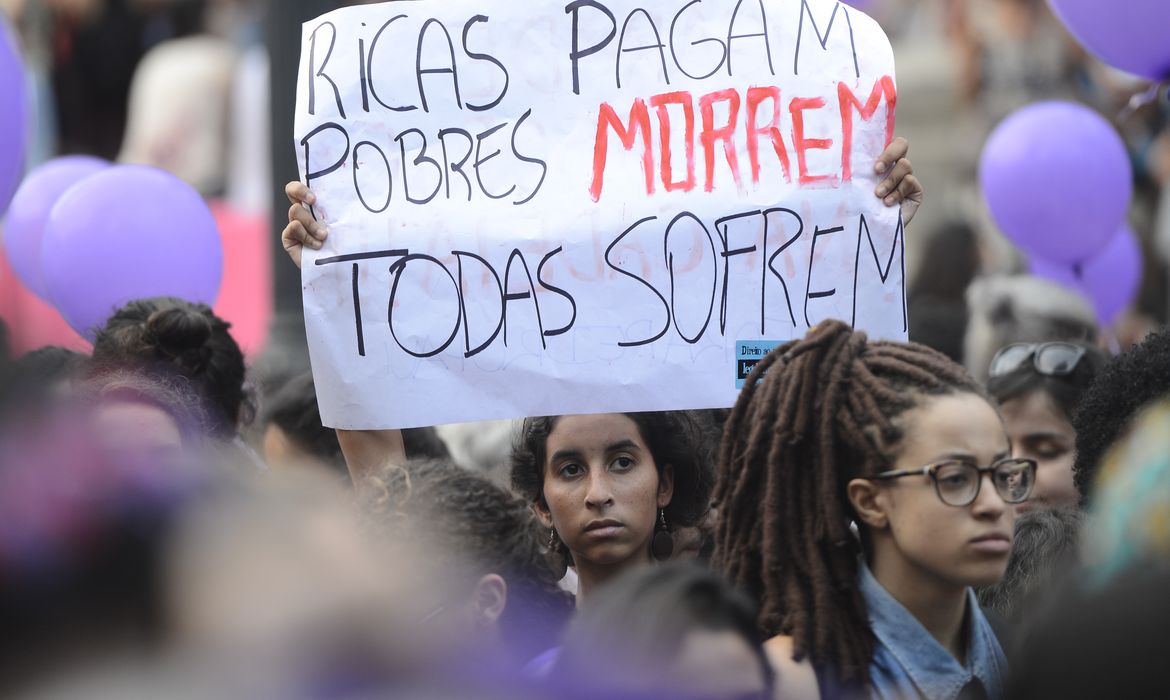 Cartilha do Ministério da Saúde distorce lei e diz que "todo aborto é um crime"