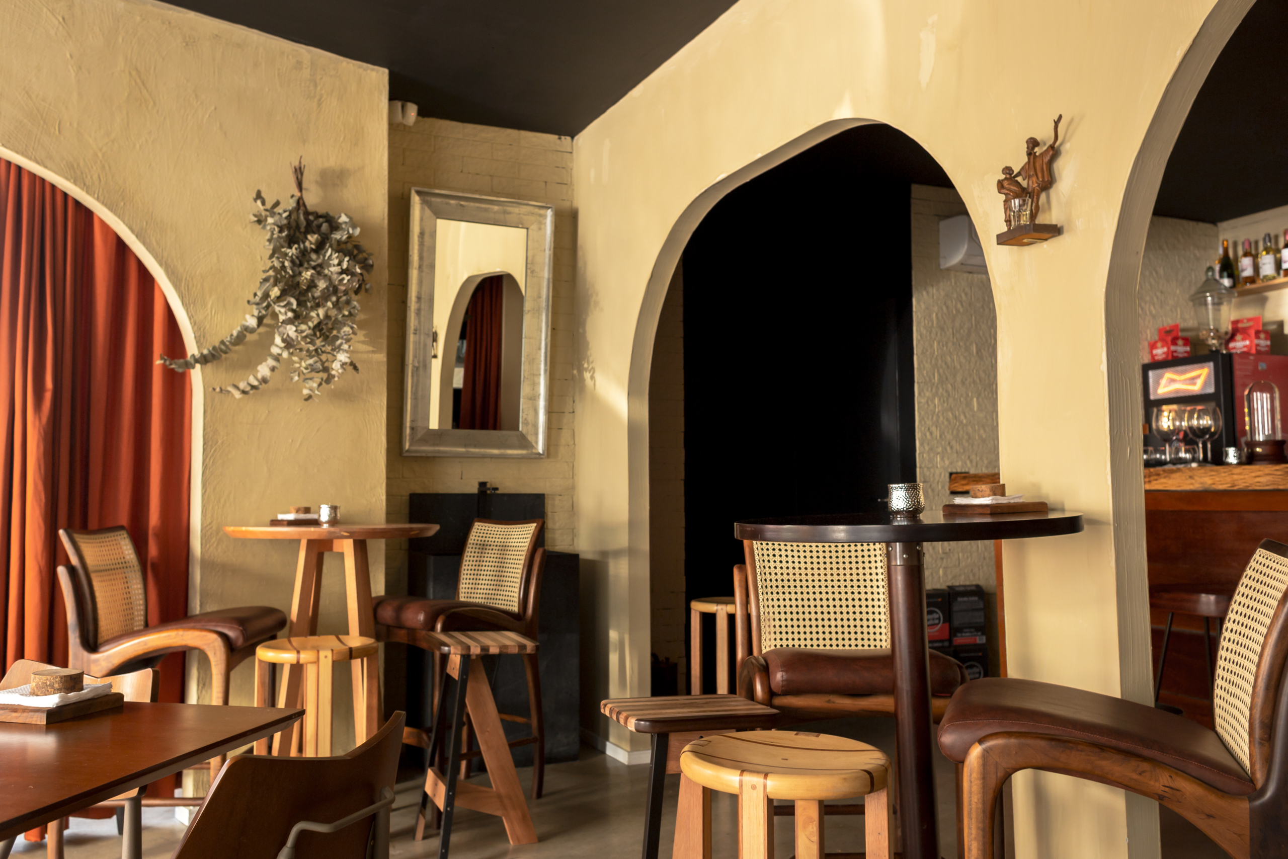 Inspirado nos botecos espanhóis, novo bar no Centro serve tapas, drinques e vinhos
