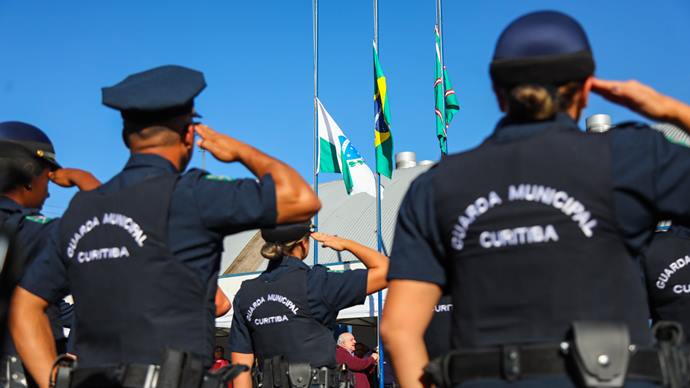 Guarda faz papel de PM e prefeitura gasta milhões para proteger escolas