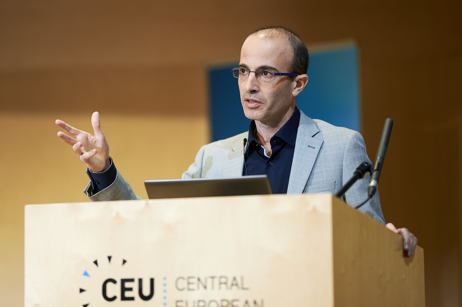 Yuval Noah Harari: “A cooperação é a chave para a sobrevivência”