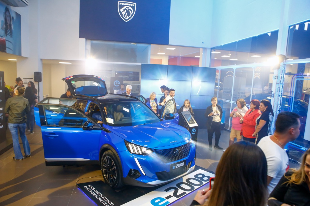 Depois de modelos esportivo e utilitário, chega ao Brasil o SUV 100% elétrico da Peugeot