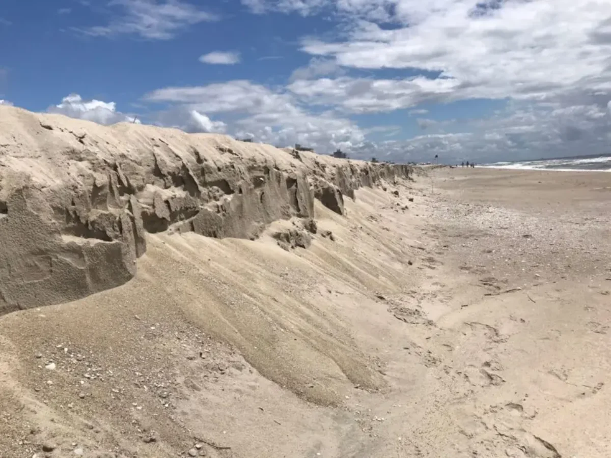 Ouvintes registram banco de areia na praia de Caiobá