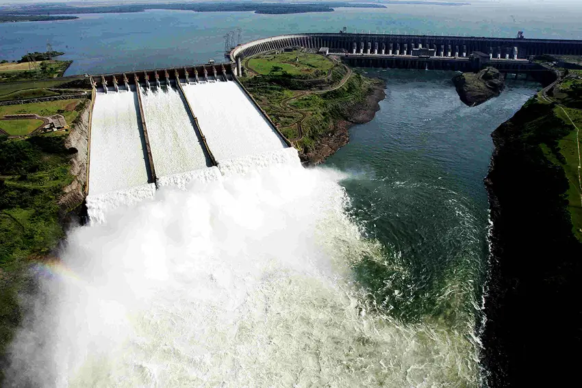 Água gerando energia limpa: dos grandes rios até as casas