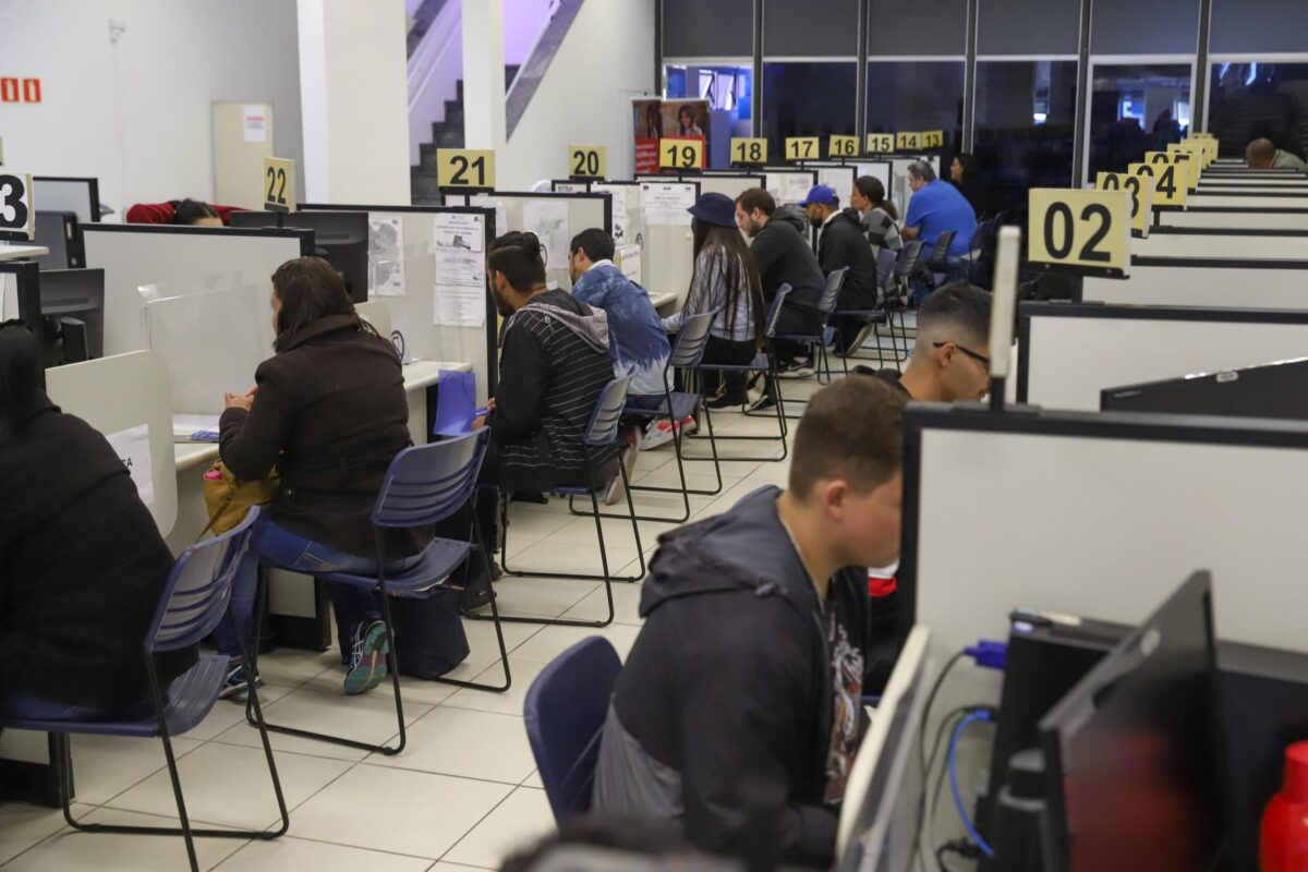 Mutirão de emprego oferta 799 vagas em Curitiba na semana do trabalhador