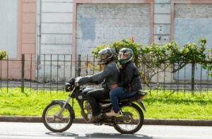 duas pessoas em uma moto