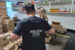policial branco de costas recolhendo medicamentos